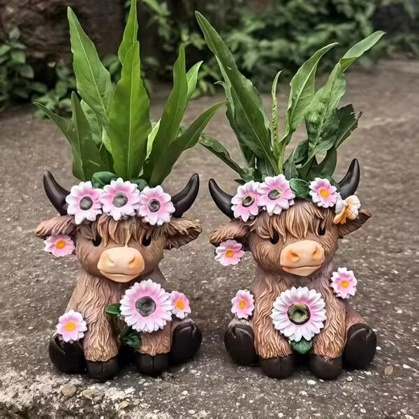 Highland Cow With Wreath Statue, Brown Scottish Highland Cow Statue Planter, Rustic Style Animal Cow Resin Decor, Ideal For Indoor Rooms, Patio, And Balcony